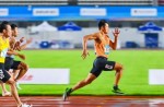 10秒05！“飞人”谢震业雨中夺冠！在真人游戏跑道上跑平赛季最佳效果！
